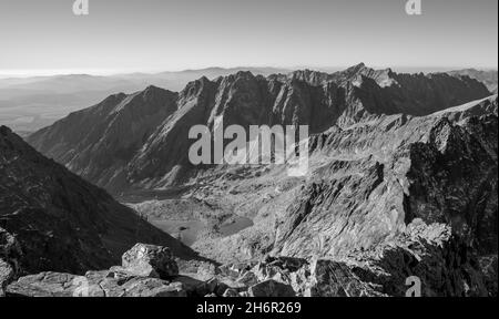 Hohe Tatra - Slowakei - der Blick auf die Zabie plesa-Seen mit den Satan- und Krivan-Gipfeln im Hintergrund vom Rysy-Gipfel. Stockfoto