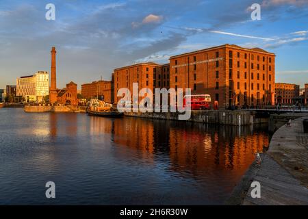 Die atemberaubenden Royal Albert Docks an Liverpools historischer Uferpromenade. Stockfoto