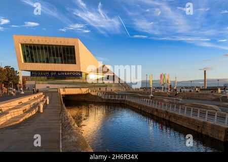 Am frühen Abend im Museum of Liverpool an Liverpools historischer Uferpromenade. Die Wasserstraße vor dem Gebäude ist Liverpool Canal Link. Stockfoto