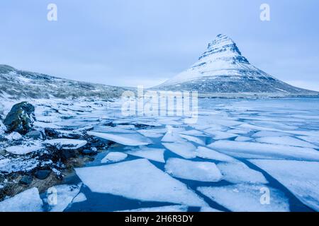 Im Winter dreht sich auf der Halbinsel Snæfellsnesnes im westlichen Teil Islands unter dem Berg Kirkjufell das Eis Stockfoto