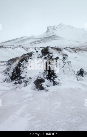 Winterblick auf den Berg Hreggnasi auf der Halbinsel Snæfellsnesnes im westlichen Teil Islands Stockfoto