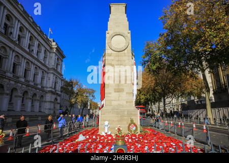 London, Großbritannien. November 2021. Der Kenotaph wird heute in Westminster nach dem Gedenksonntag bei schönem, warmen Sonnenschein gesehen. Die Menschen gehen um das Denkmal auf Whitehall, um ihren Respekt zu zollen und sich die Kränze anzusehen, die gelegt wurden. Kredit: Imageplotter/Alamy Live Nachrichten Stockfoto