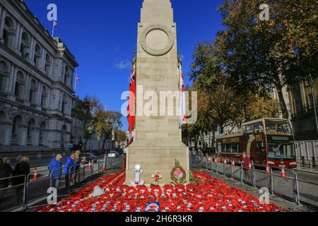 London, Großbritannien. November 2021. Der Kenotaph wird heute in Westminster nach dem Gedenksonntag bei schönem, warmen Sonnenschein gesehen. Die Menschen gehen um das Denkmal auf Whitehall, um ihren Respekt zu zollen und sich die Kränze anzusehen, die gelegt wurden. Kredit: Imageplotter/Alamy Live Nachrichten Stockfoto