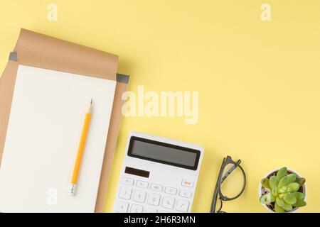 Notizbuch mit Bleistift auf gelbem Hintergrund Stockfoto