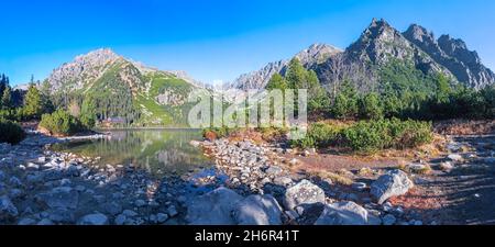 Hohe Tatra - das Panorama des Popradske Pleso Sees im Herbst. Stockfoto