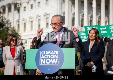 Der Mehrheitsführer des US-Senats, Chuck Schumer (Demokrat von New York), hält am Mittwoch, den 17. November 2021, im US-Kapitol in Washington, DC, eine Rede während einer Pressekonferenz zum Thema „Build Back Better“ und seine Klimainvestitionen. Kredit: Rod Lamkey/CNP /MediaPunch Stockfoto