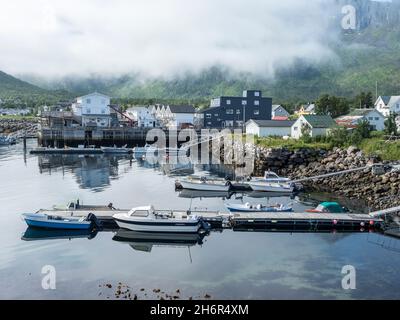 Mefjord Brygge, Hotel und Angelbasis im Dorf Mefjordvaer, Insel Senja, Norwegen. Stockfoto