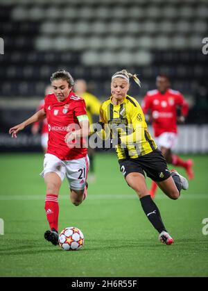 Pauleta von Benfica und Stine Larsen von Hacken kämpfen während des UEFA Women's Champions League Fußballmatches der Gruppe D zwischen BK Hacken und SL Benfica am 17. November 2021 in der Hisingen Arena in Göteborg, Schweden, um den Ball.Foto: Adam Ihse / TT / Code 9200 Stockfoto