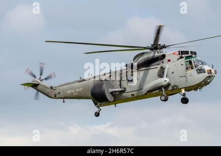 Royal Navy Westland Sea King ASAC.7, Airborne Surveillance and Control Mk.7, umgebaut von AEW2. Flugzeuggestützte Frühwarnversion mit Radarkuppel Stockfoto