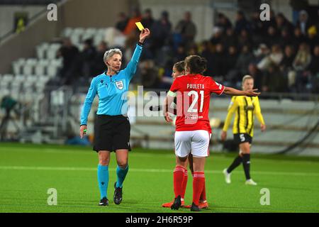 Göteborg, Schweden. November 2021. Hisingen Arena, Göteborg, Schweden, 17. November 2021: Schiedsrichter Jana Adamkova übergibt Pauleta (21 Benfica Lissabon) während des UEFA Womens Champions League-Spiels in der Gruppe D zwischen BK Hacken und Benfica Lissabon am 17 2021. November in der Hisingen Arena in Göteborg, Schweden Peter Sonander/SPP Kredit: SPP Sport Drücken Sie Foto. /Alamy Live News Stockfoto