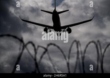 Das Flugzeug landete fast auf der Startbahn. Motorhitze hinter dem Flugzeug. Stockfoto