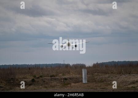 Das Flugzeug landete fast auf der Startbahn. Motorhitze hinter dem Flugzeug. Stockfoto