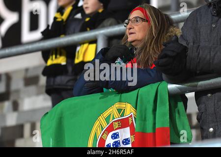 Göteborg, Schweden. November 2021. Hisingen Arena, Göteborg, Schweden, 17. November 2021: Benfica-Unterstützer während des UEFA Womens Champions League-Spiels in der Gruppe D zwischen BK Hacken und Benfica Lissabon am 17 2021. November in der Hisingen Arena in Göteborg, Schweden Peter Sonander/SPP Credit: SPP Sport Press Photo. /Alamy Live News Stockfoto