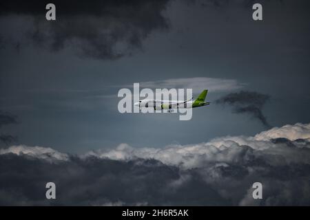 Das Flugzeug landete fast auf der Startbahn. Motorhitze hinter dem Flugzeug. Stockfoto