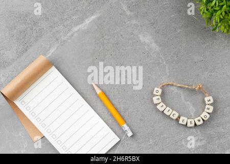 Büroarbeiten mit Notizbuch auf grauem Marmorhintergrund Stockfoto