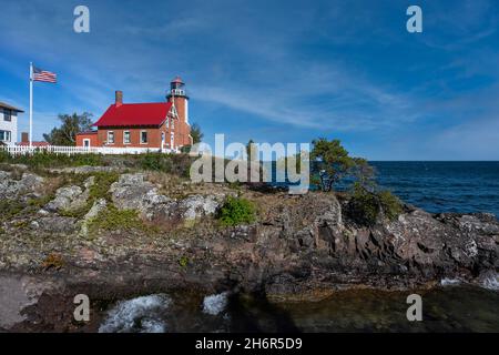 Außenansicht des historischen Eagle Harbor Lighthouse an der Lighthouse Road in Eagle Harbor, Michigan Stockfoto