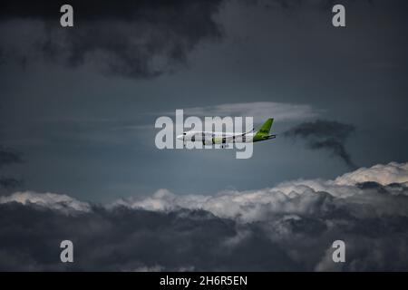 Das Flugzeug landete fast auf der Startbahn. Motorhitze hinter dem Flugzeug. Stockfoto