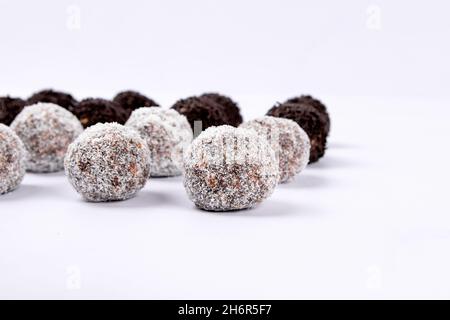Süße Kokosnuss und schwedische Schokoladenkugel auf weißem Hintergrund. Selektiver Fokus. Stockfoto