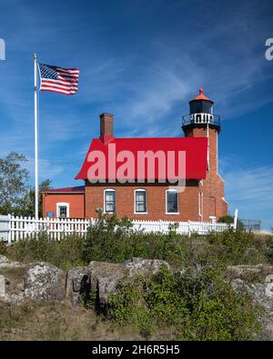 Außenansicht des historischen Eagle Harbor Lighthouse an der Lighthouse Road in Eagle Harbor, Michigan Stockfoto