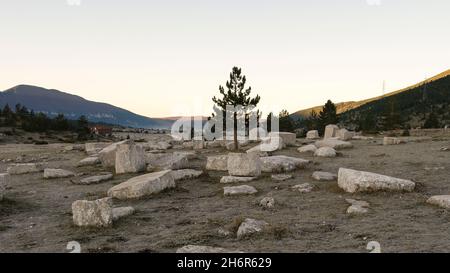 Dekorierte Stećci (mittelalterliche Grabsteine) des Weltkulturerbes Dugo Polje in der Nähe von Risovac (Jablanica, Bosnien und Herzegowina) im Naturpark Blid Stockfoto