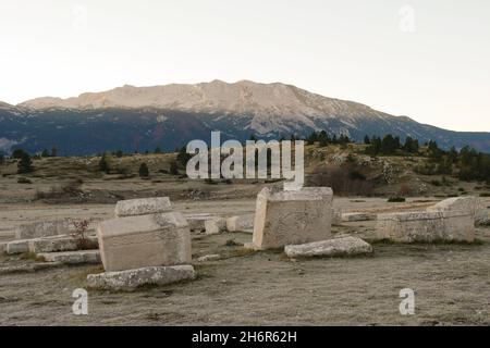 Dekorierte Stećci (mittelalterliche Grabsteine) des Weltkulturerbes Dugo Polje in der Nähe von Risovac (Jablanica, Bosnien und Herzegowina) im Naturpark Blid Stockfoto