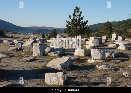 Dekorierte Stećci (mittelalterliche Grabsteine) des Weltkulturerbes Dugo Polje in der Nähe von Risovac (Jablanica, Bosnien und Herzegowina) im Naturpark Blid Stockfoto