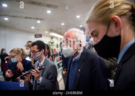 Washington, Vereinigte Staaten. November 2021. Der Senator der Vereinigten Staaten, Bernie Sanders (Independent of Vermont), macht sich am Mittwoch, den 17. November 2021, bei einer Abstimmung im US-Kapitol in Washington, DC, durch die Senatsunterführung. Kredit: Rod Lampey/CNP/dpa/Alamy Live Nachrichten Stockfoto