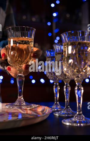 Nahaufnahme von mit Champagner gefüllten Sektgläsern in einem Restaurant Stockfoto