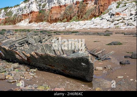 Schiffswrack des Steam Trawler Sheraton am Fuße der rot-weiß gestreiften Klippen in Hunstanton, Norfolk, verursacht durch Schichten unterschiedlicher Ro-Farben Stockfoto