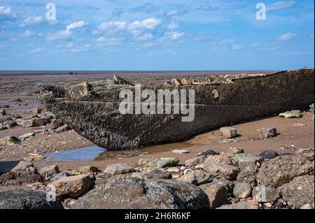 Schiffswrack des Steam Trawler Sheraton am Fuße der rot-weiß gestreiften Klippen in Hunstanton, Norfolk, verursacht durch Schichten unterschiedlicher Ro-Farben Stockfoto