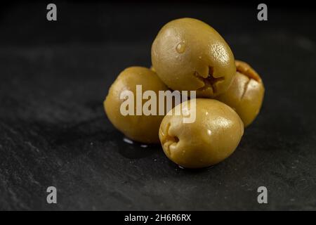 Grüne Oliven isoliert auf schwarz Stockfoto