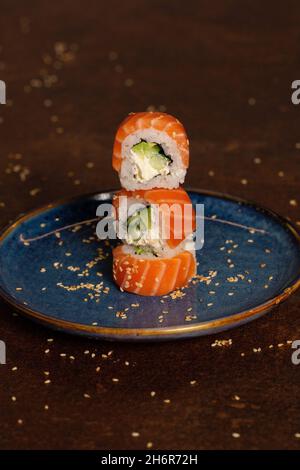 Sushi-Turm auf einem Teller. Healthy, Asiain, Popular Food Konzept Stockfoto