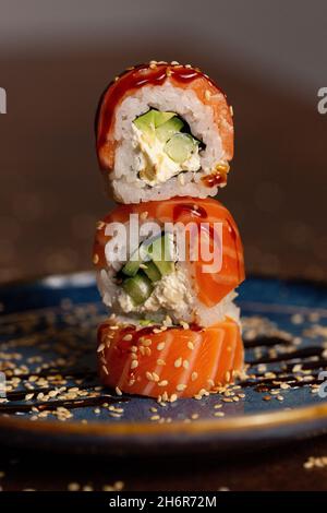 Sushi-Turm auf einem Teller aus nächster Nähe. Healthy, Asiain, Popular Food Konzept Stockfoto