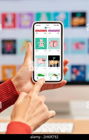 Nahaufnahme eines NFT-Marktplatzes auf einem Mobiltelefon Stockfoto