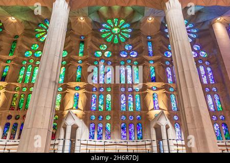 Barcelona, Spanien - 19. September 2021:durch die Buntglasfenster im Inneren der Kathedrale La Sagrada Familia, die von Gaudi, Being, entworfen wurde, werden Lichter erleuchtet Stockfoto