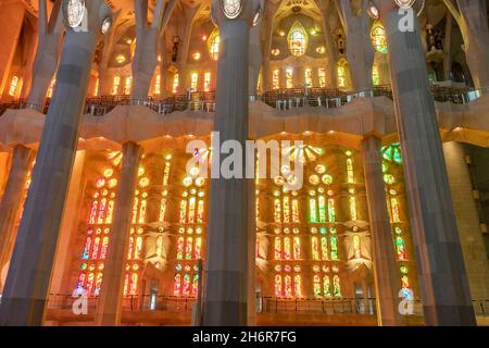 Barcelona, Spanien - 19. September 2021:durch die Buntglasfenster im Inneren der Kathedrale La Sagrada Familia, die von Gaudi, Being, entworfen wurde, werden Lichter erleuchtet Stockfoto