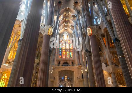 Barcelona, Spanien - September 19, 2021:Inside 'La Sagrada Familia', Kathedrale von Gaudi, die seit dem 19. März 1882 mit Spenden von Peop gebaut wird Stockfoto