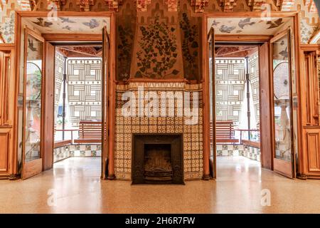 Barcelona, Spanien - 22. September 2021: Casa Vicens in Barcelona. Es ist das erste Meisterwerk von Antoni Gaudí. Erbaut zwischen 1883 und 1885 als Sommer Stockfoto