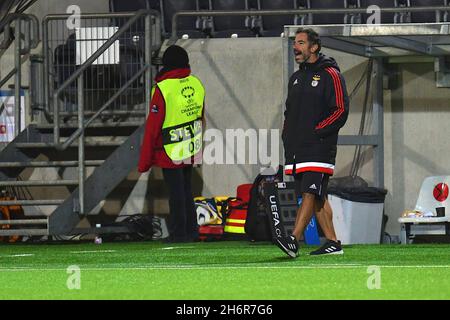 Göteborg, Schweden. November 2021. Hisingen Arena, Göteborg, Schweden, 17. November 2021: Cheftrainer Andre Vale (Benfica Lissabon) während des UEFA Womens Champions League-Spiels in der Gruppe D zwischen BK Hacken und Benfica Lissabon am 17 2021. November in der Hisingen Arena in Göteborg, Schweden Peter Sonander/SPP Credit: SPP Sport Press Photo. /Alamy Live News Stockfoto