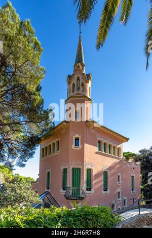 Fassade des Museumshauses des Architekten Antoni Gaudí im Parc Güell in der Stadt Barcelona, bestehend aus Gärten und architektonischen Elementen auf dem Auto Stockfoto