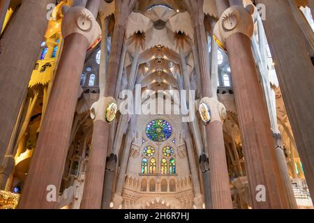 Barcelona, Spanien - September 19, 2021:Inside 'La Sagrada Familia', Kathedrale von Gaudi, die seit dem 19. März 1882 mit Spenden von Peop gebaut wird Stockfoto