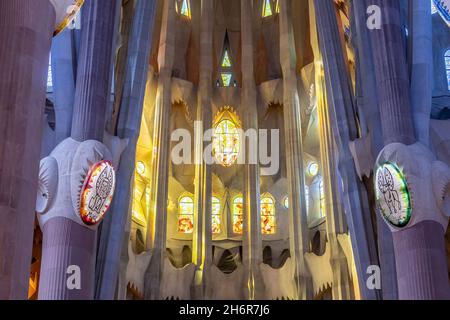 Barcelona, Spanien - 19. September 2021:durch die Buntglasfenster im Inneren der Kathedrale La Sagrada Familia, die von Gaudi, Being, entworfen wurde, werden Lichter erleuchtet Stockfoto