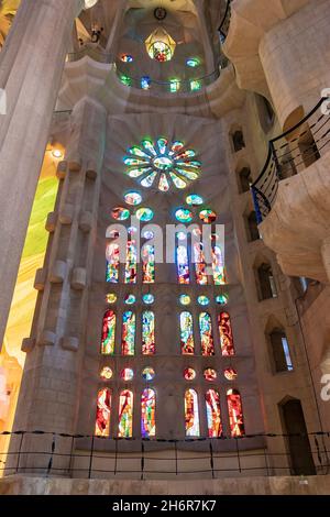 Barcelona, Spanien - 19. September 2021:durch die Buntglasfenster im Inneren der Kathedrale La Sagrada Familia, die von Gaudi, Being, entworfen wurde, werden Lichter erleuchtet Stockfoto