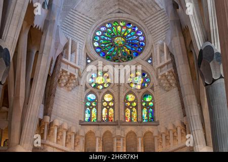 Barcelona, Spanien - 19. September 2021:durch die Buntglasfenster im Inneren der Kathedrale La Sagrada Familia, die von Gaudi, Being, entworfen wurde, werden Lichter erleuchtet Stockfoto