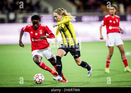 Benficas Christy Ucheibe (L) und Hackens Elin Rubensson kämpfen während des UEFA Women's Champions League Fußballmatches der Gruppe D zwischen BK Hacken und SL Benfica am 17. November 2021 in der Hisingen Arena in Göteborg, Schweden, um den Ball.Foto: Adam Ihse / TT / Code 9200 Stockfoto