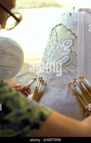 Tombolo ist die traditionelle handwerkliche Herstellung von Schnürsenkeln in Leinenfäden in Süditalien. Stockfoto