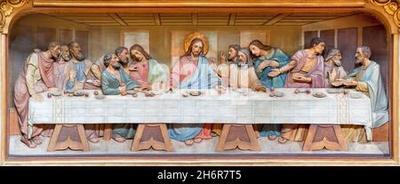 Forlí, ITALIEN - 10. NOVEMBER 2021: Das geschnitzte Relief des Letzten Abendmahls auf dem Altar der Kirche Basilica di San Pellegrino Laziosi nach Leonardo da Vinci Stockfoto