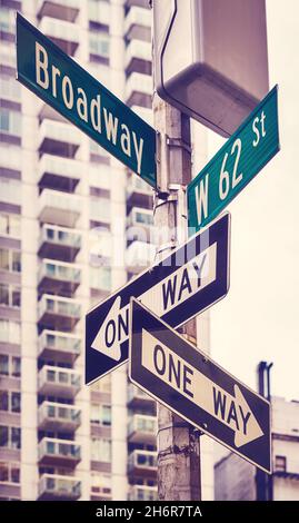 Einbahnige Verkehrsschilder an der Broadway Road, Farbtonung angewendet, New York City, USA. Stockfoto