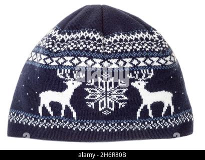 Blauer gestrickter Wintermütze mit Hirsch und Schneeflocke nordisches geometrisches Ornament isoliert auf weißem Hintergrund Stockfoto