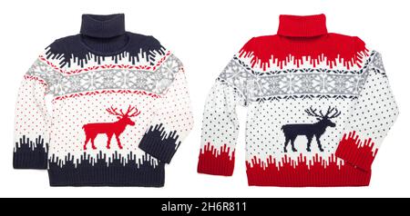 Kinder-Strickpullover mit Rollkragenmuster (Hässliche Pullover) mit Hirsch- und Schneeflockenverzierung auf weißem Hintergrund Stockfoto